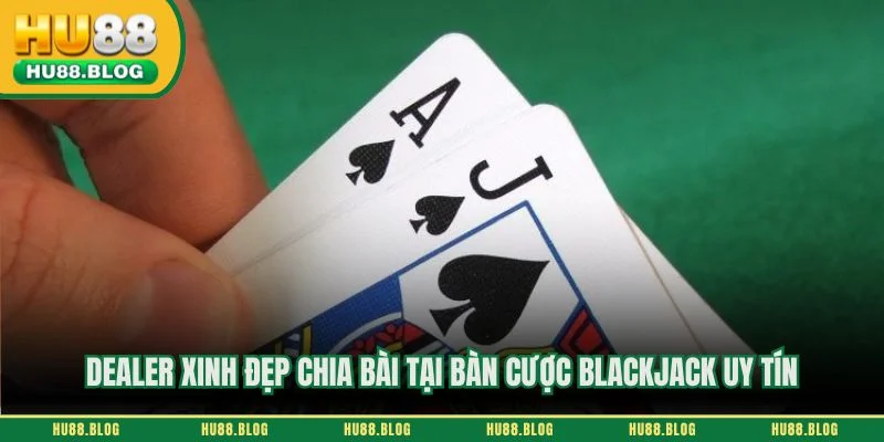 Dealer xinh đẹp chia bài tại bàn cược blackjack uy tín